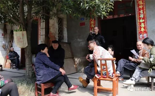 △ 趙明——“這次創(chuàng)作強(qiáng)調(diào)在地性、紀(jì)念性與參與性。我們針對(duì)問(wèn)卷，以外來(lái)人的身份，來(lái)介入、想象生活在此地的居民，他們發(fā)生的故事和曾經(jīng)的生活狀態(tài)?！? data-=